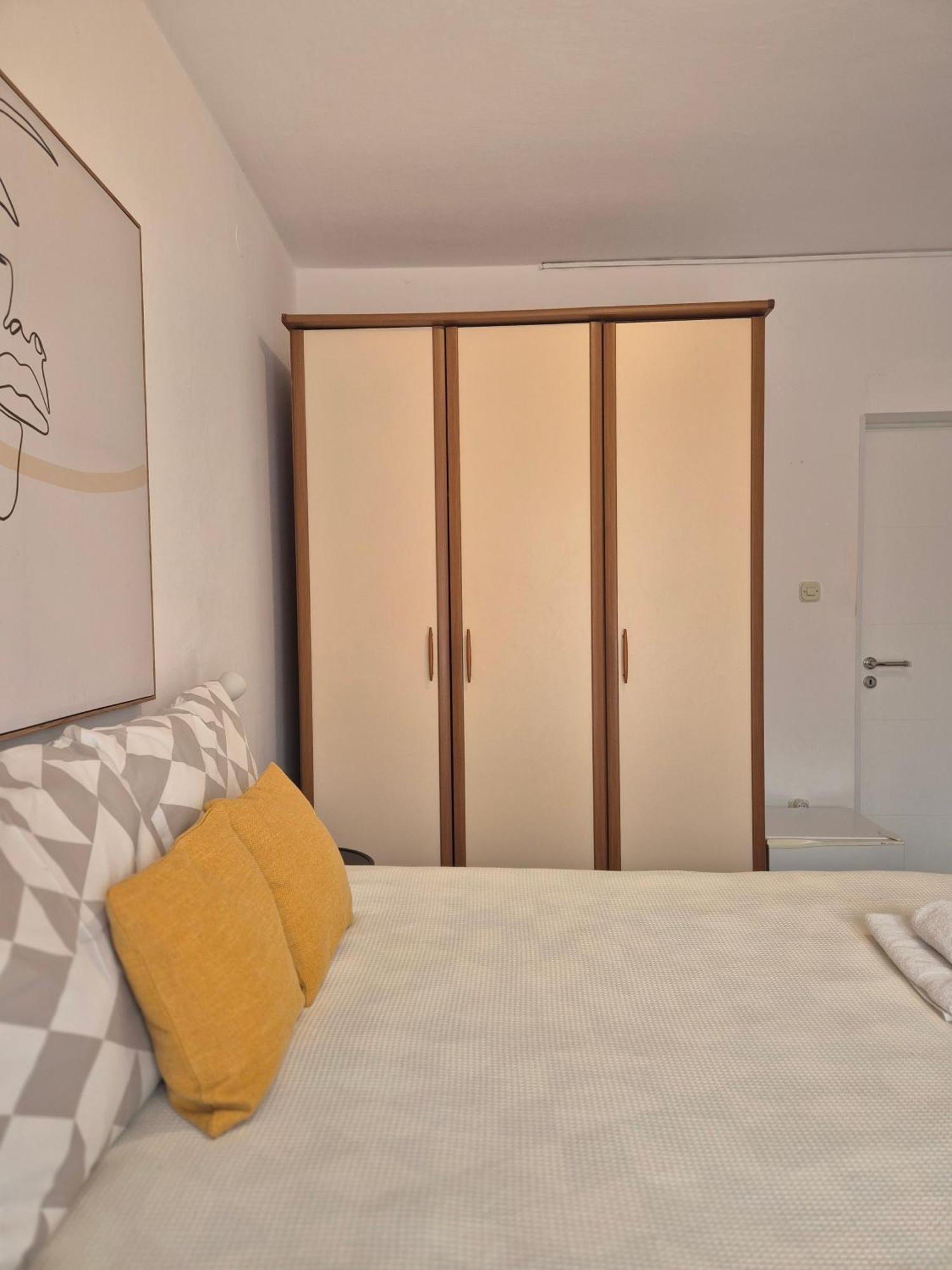 Apartments & Rooms Ivana 로비니 객실 사진